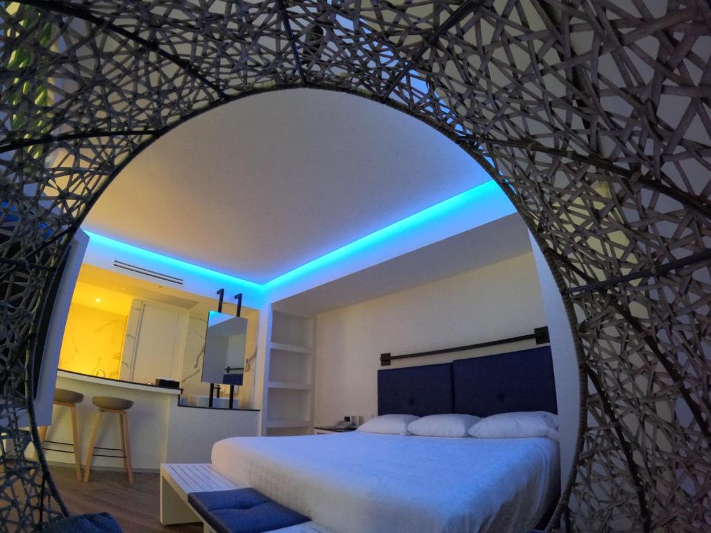 Postel nebo postele na pokoji v ubytování WeEnjoy Hotels Grand Prix Aeropuerto CDMX