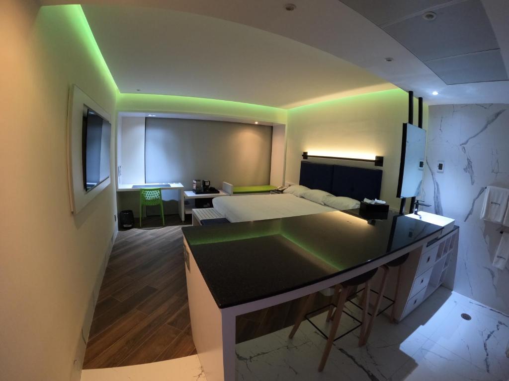 Postel nebo postele na pokoji v ubytování WeEnjoy Hotels Grand Prix Aeropuerto CDMX
