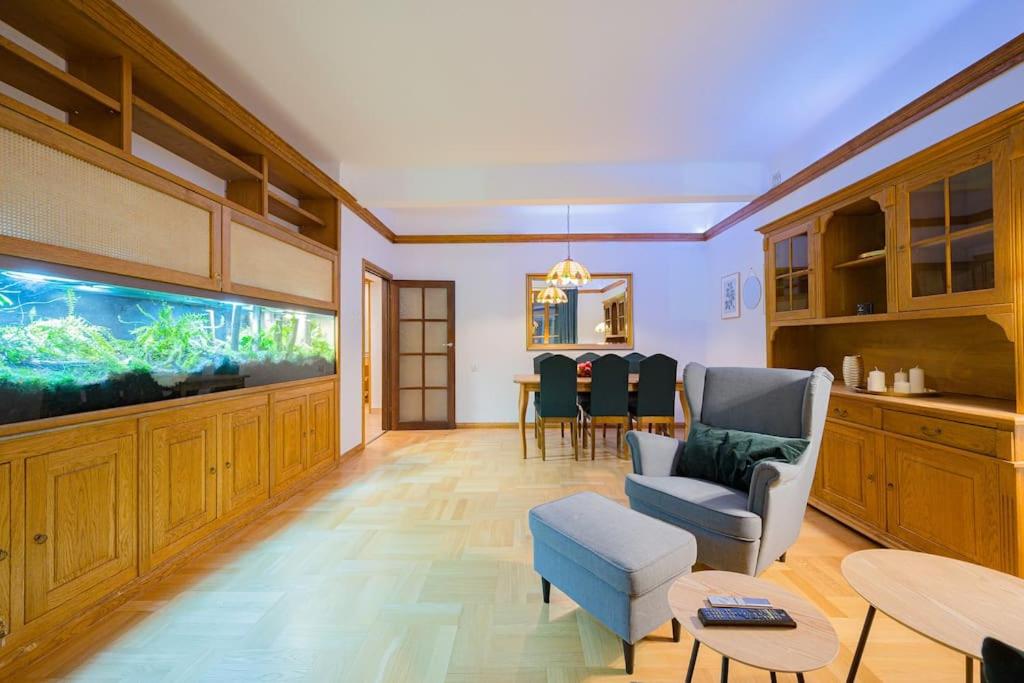 Televízia a/alebo spoločenská miestnosť v ubytovaní Apartamenty - MI Forest