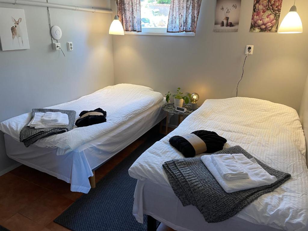 2 Betten nebeneinander in einem Zimmer in der Unterkunft Central floor with sauna, wi-fi and own entrance in Mariehamn