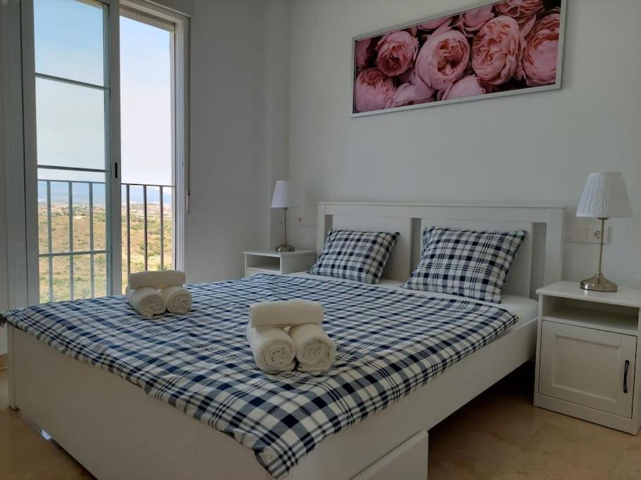 - une chambre avec un lit et 2 serviettes dans l'établissement Beautiful new apartment with direct sea view, FIRST LINE!!, à Manilva