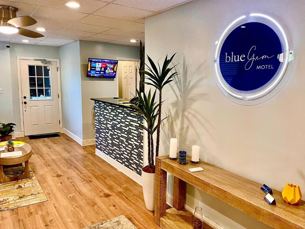 a lobby with a blueuanauana motel sign on the wall at BlueGem Motel in High Springs