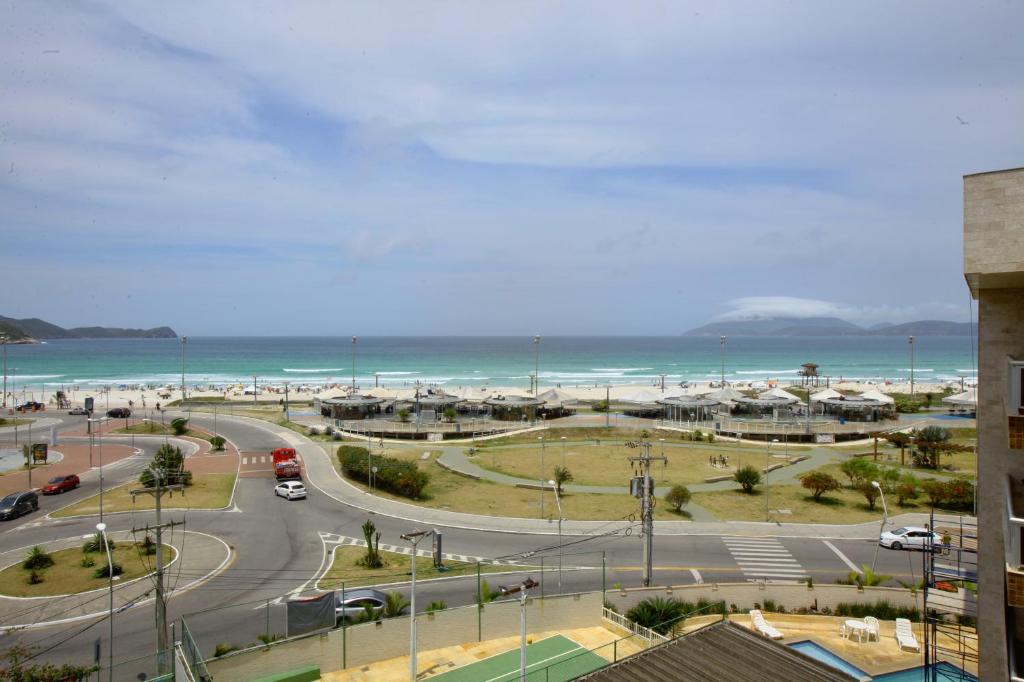 vistas a la calle y al océano desde un edificio en Praia do forte Frente mar, en Cabo Frío