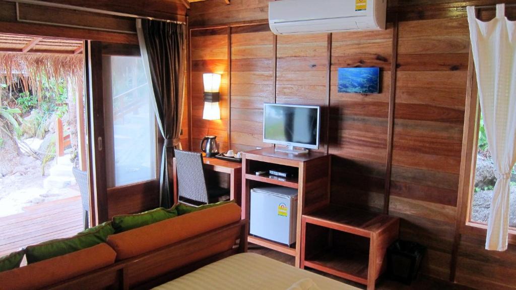 Ten Moons Lipe Resort - 4