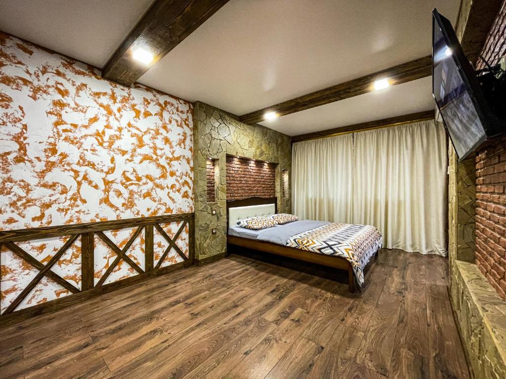 ein Schlafzimmer mit einem Bett und einer Wand mit Blumen in der Unterkunft Valeria - апартаменты р-н МакДональдс in Krementschuk