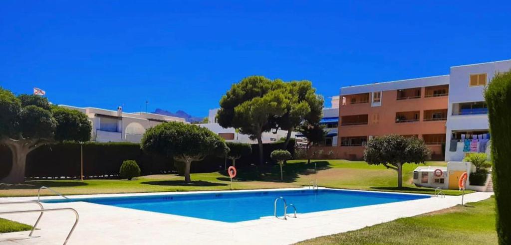 una piscina vacía frente a un edificio en AMR El Palmeral en Mojácar