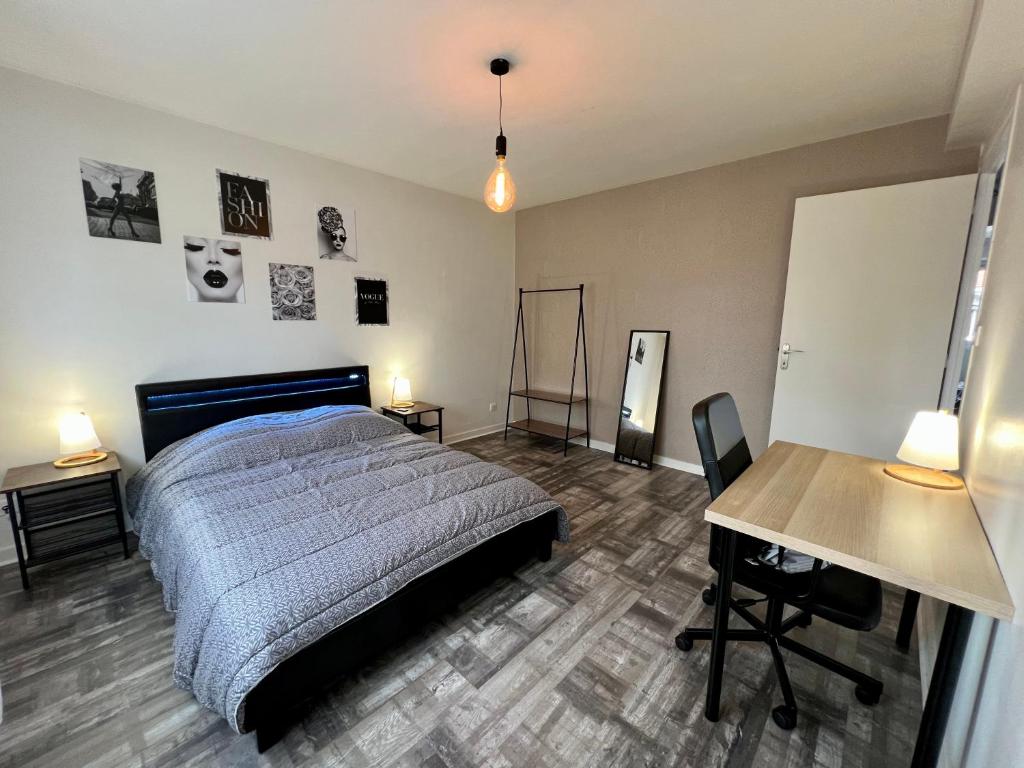 - une chambre avec un lit et un bureau avec deux lampes dans l'établissement F3 Centre- Ville Lafayette avec garage, à Clermont-Ferrand