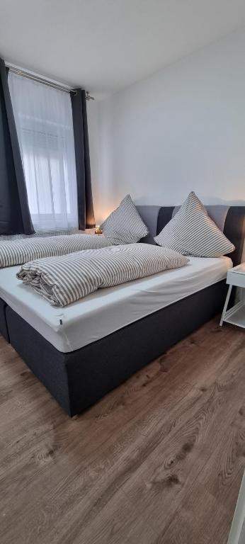ein großes Bett in einem Zimmer mit Holzboden in der Unterkunft SM3 Apartment in Triberg