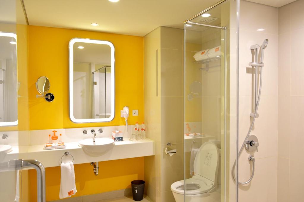 Koupelna v ubytování HARRIS Hotel & Conventions Bekasi
