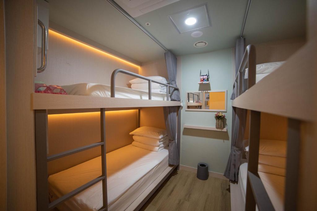 Calistar Hotel - Bed In 4-Bed Female Dormitory Room