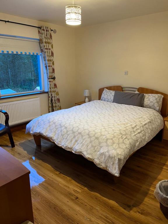 Postel nebo postele na pokoji v ubytování Doughlasha House V93RX64