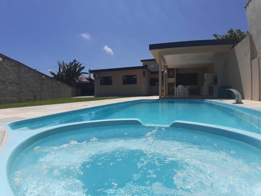Casa moderna com piscina e churrasqueira