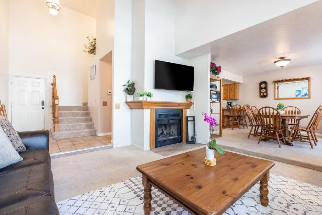 TV a/nebo společenská místnost v ubytování Wasatch Grove - Prvt Hot Tub, Close to Resorts!