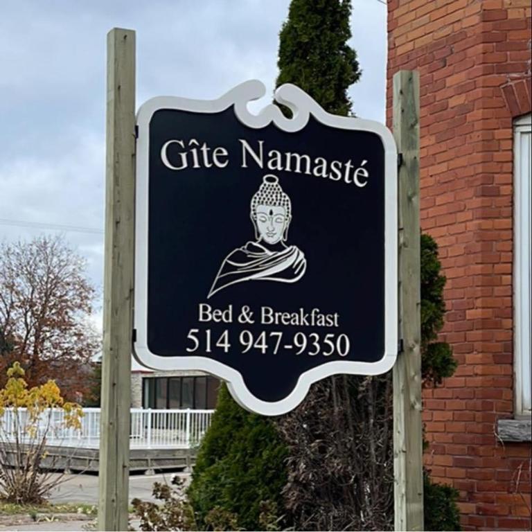 a sign for a cafe manamee on a brick building at AUBERGE et BISTRO NAMASTÉ in Lachute