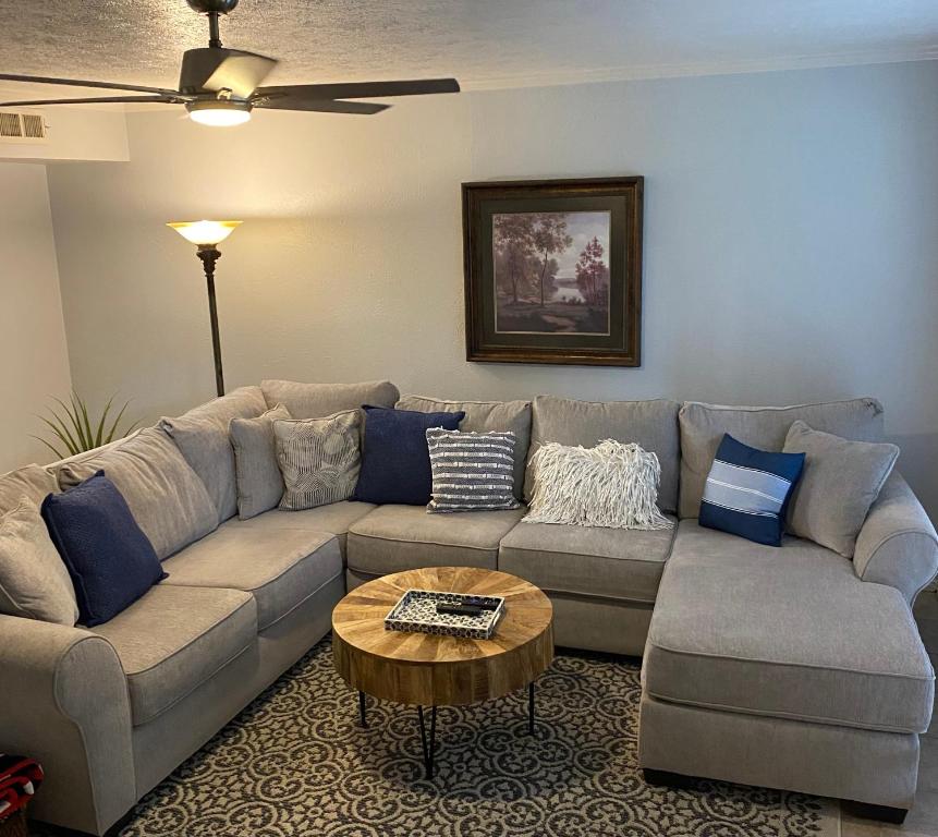 a living room with a couch and a coffee table at Lovely 2 bed Condo with pool and lake nearby in Garland