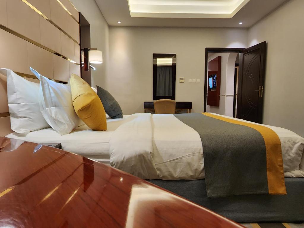 Postel nebo postele na pokoji v ubytování Rasis Furnished Apartments