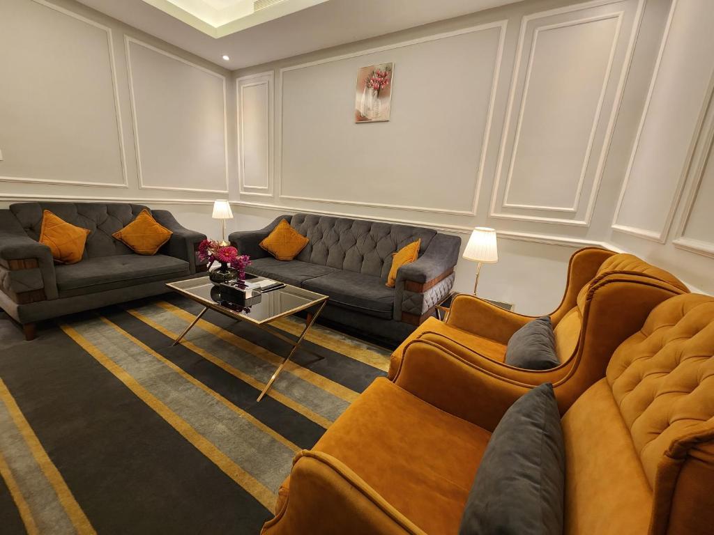 Posezení v ubytování Rasis Furnished Apartments