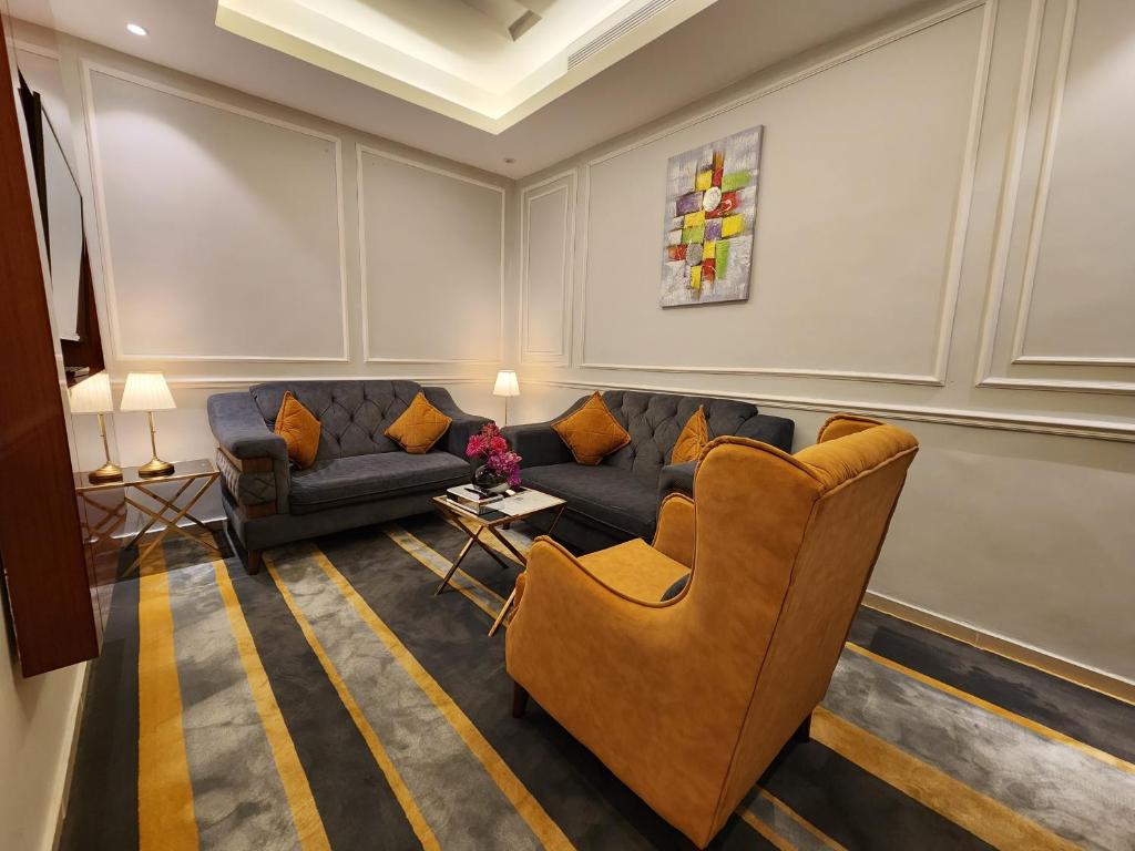 Posezení v ubytování Rasis Furnished Apartments