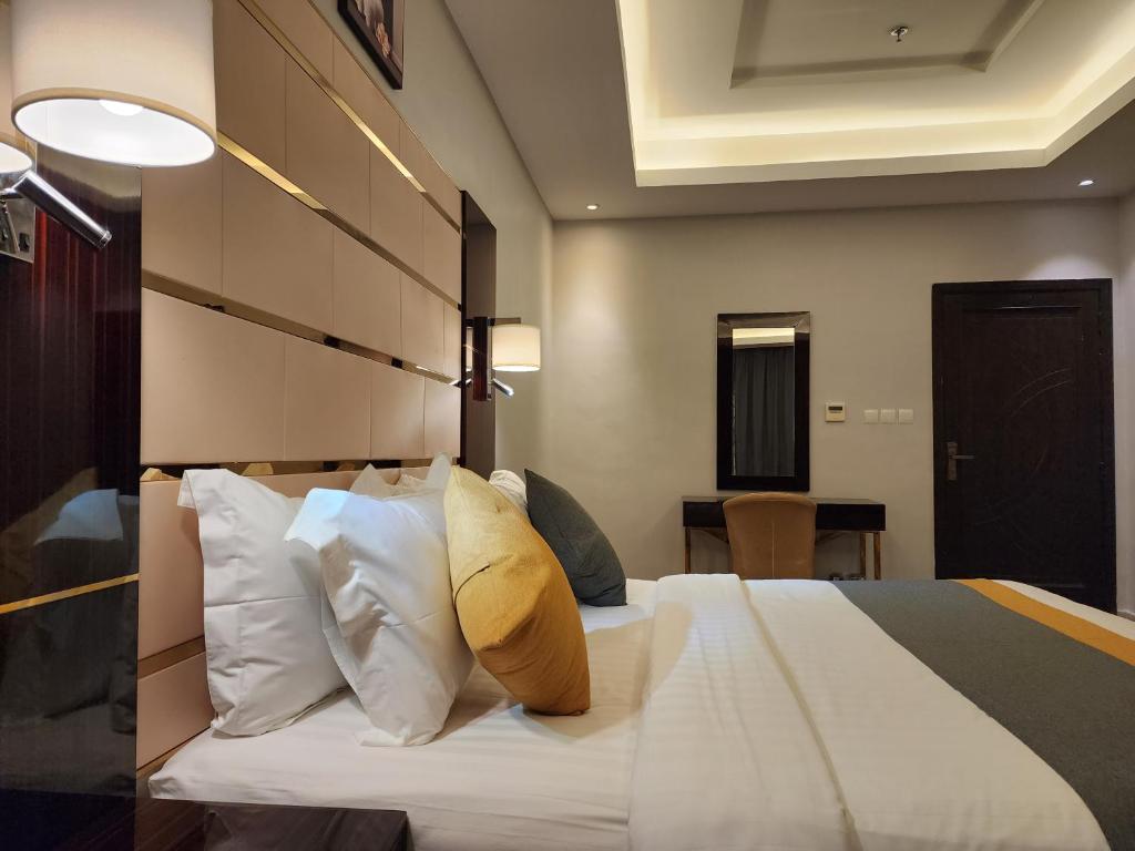 Postel nebo postele na pokoji v ubytování Rasis Furnished Apartments