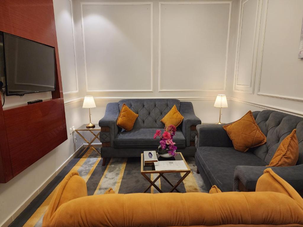 Posezení v ubytování Rasis Furnished Apartments