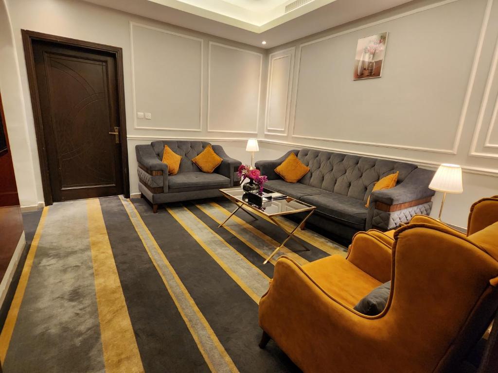 Posezení v ubytování Rasis Furnished Apartments
