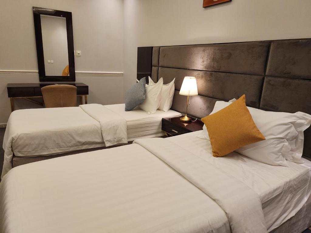 Postel nebo postele na pokoji v ubytování Rasis Furnished Apartments
