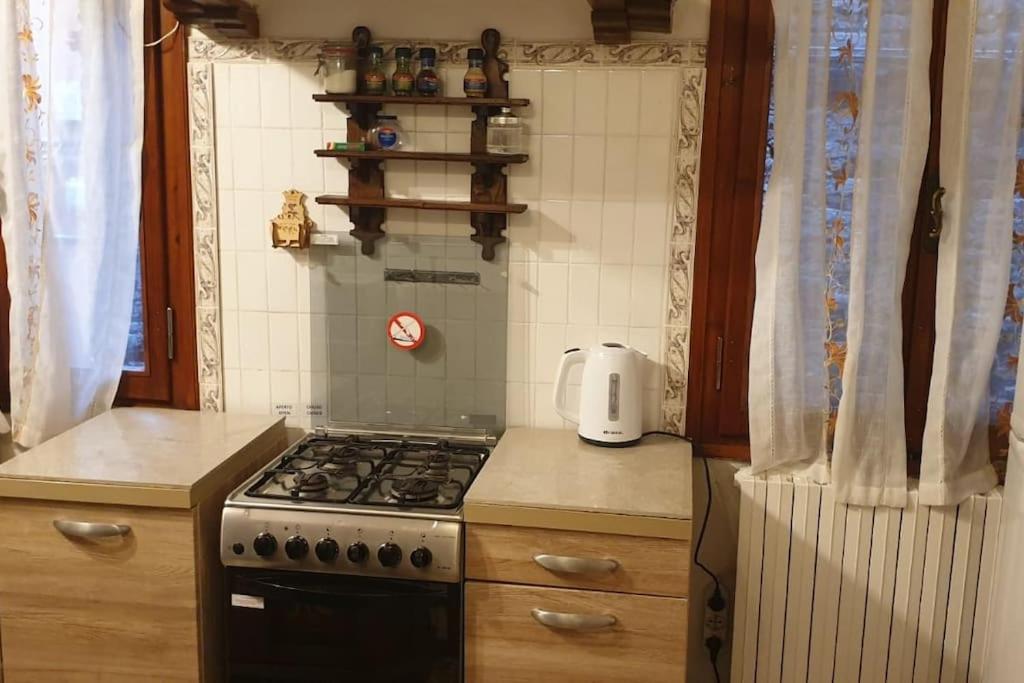 uma cozinha com um fogão e uma bancada em Casa Forner, Venezia em Veneza