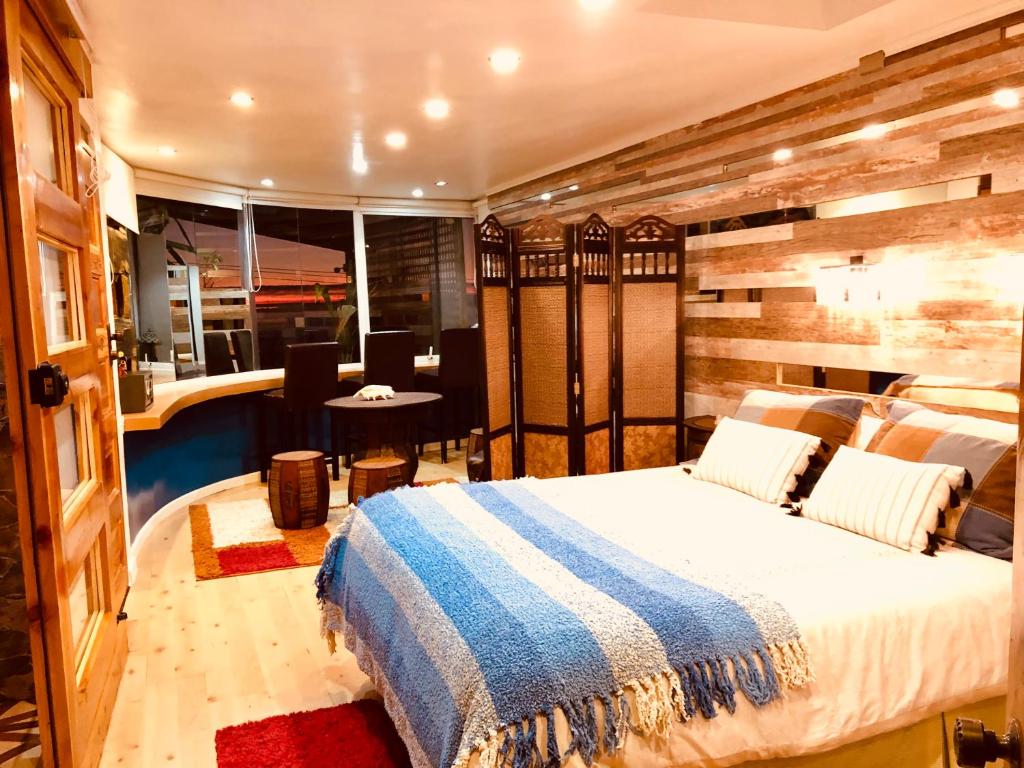 een slaapkamer met een bed en een tafel in een kamer bij Apartamento Mirador in Viña del Mar