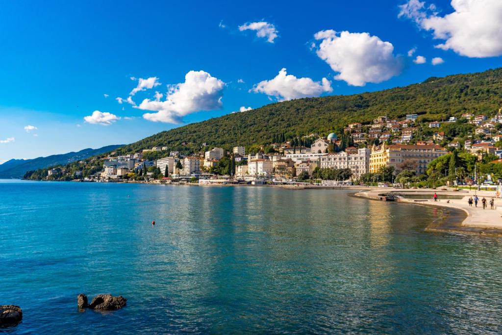 Fotografia z galérie ubytovania Altamar Seaview Opatija v destinácii Opatija