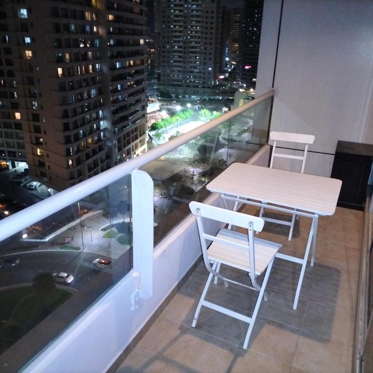 Balkón nebo terasa v ubytování Amazing apartment 2 bed rooms in Tecom 6 pax