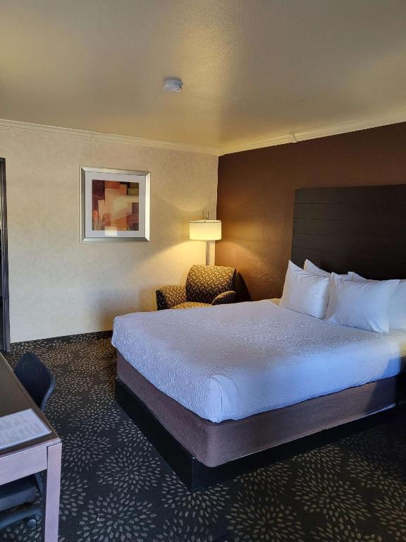 Postel nebo postele na pokoji v ubytování Best Western InnSuites Tucson Foothills Hotel & Suites