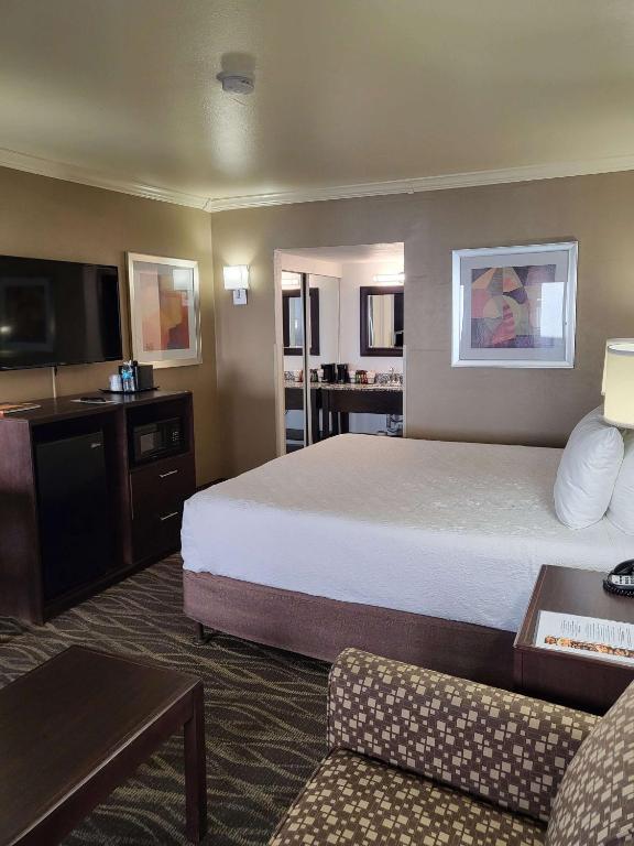 Postel nebo postele na pokoji v ubytování Best Western InnSuites Tucson Foothills Hotel & Suites