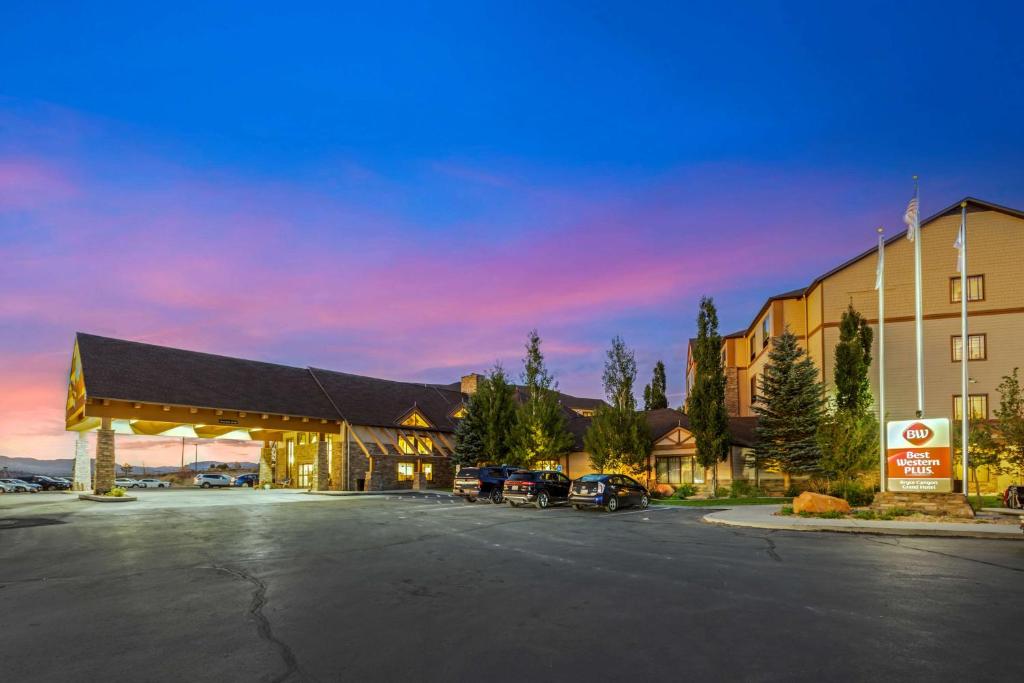 a hotel with cars parked in a parking lot at Best Western PLUS Bryce Canyon Grand Hotel in Bryce Canyon