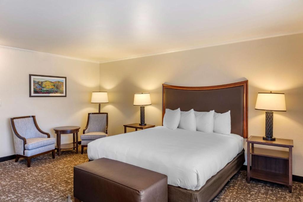 Llit o llits en una habitació de Best Western Plus Royal Oak Hotel