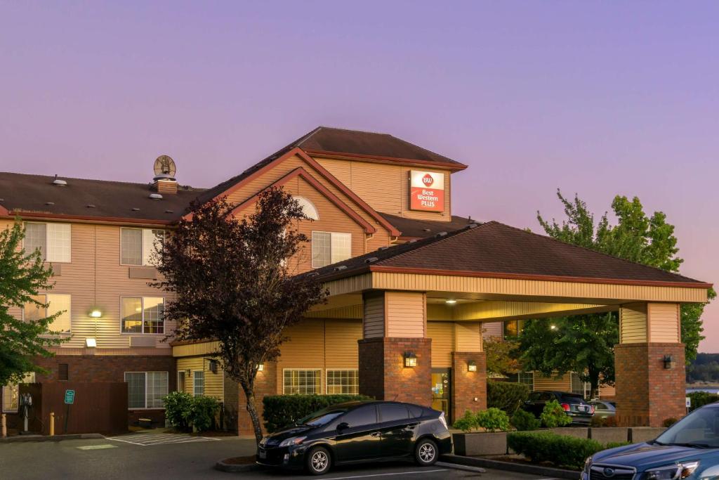 a hotel with a car parked in front of it at Best Western Plus Park Place Inn & Suites in Chehalis