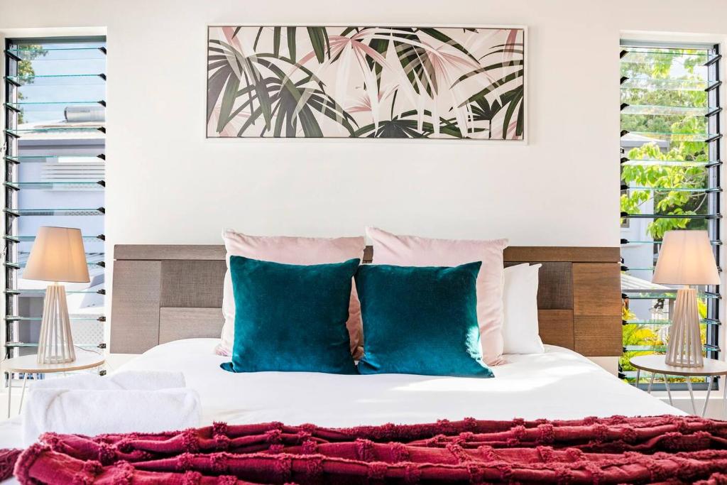 Postel nebo postele na pokoji v ubytování The Boho Casa - Beachside Retreat with Pool