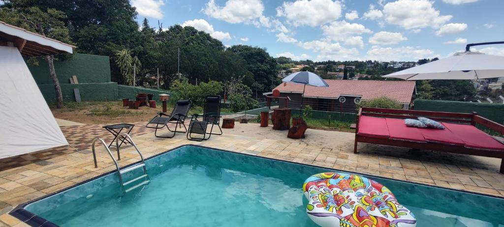 a swimming pool with an inflatable at Casa Campo Bragança in Bragança Paulista