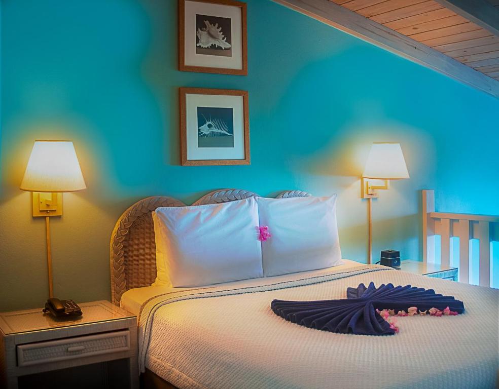 Postel nebo postele na pokoji v ubytování Trade Winds Hotel