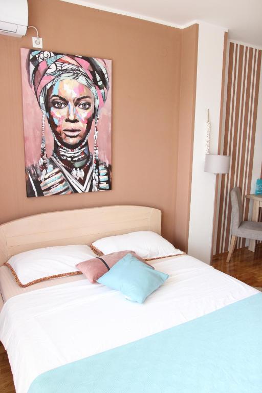 Rúm í herbergi á Apartmani Elixir
