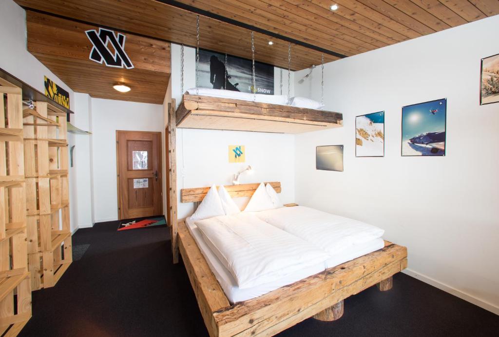 Postel nebo postele na pokoji v ubytování Arena Lodge