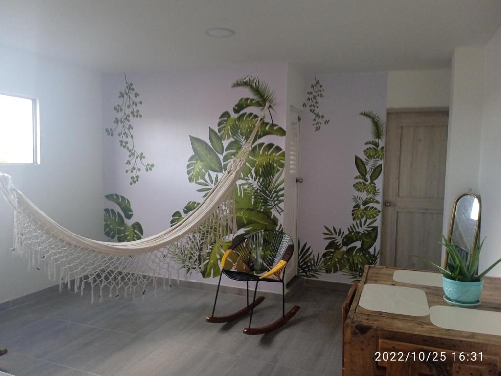 a living room with plants on the wall at Apartamento Cómodo y encantador en cartagena in Cartagena de Indias