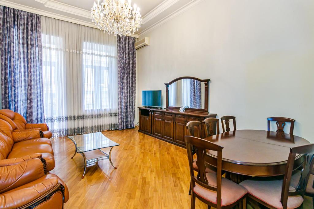sala de estar con mesa y sofá en Amazing Apartment İn Center en Baku