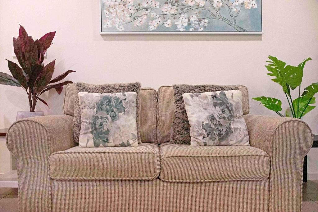 Zona d'estar a Your Keys to Larrakeyah Coastal Comfort with Pool