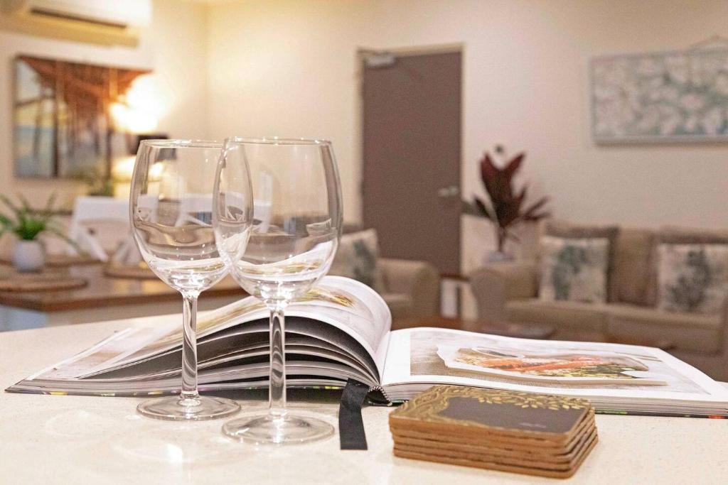 Zona d'estar a Your Keys to Larrakeyah Coastal Comfort with Pool