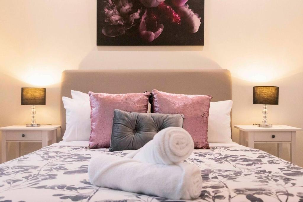 Llit o llits en una habitació de Your Keys to Larrakeyah Coastal Comfort with Pool