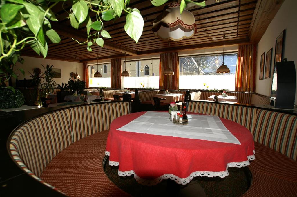 Restoran või mõni muu söögikoht majutusasutuses Gasthof zur Post