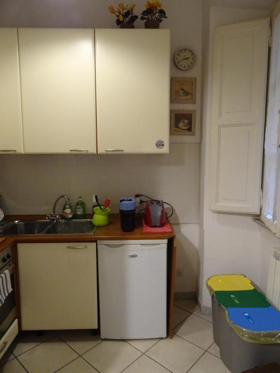 A kitchen or kitchenette at Linnéa Roma Centro A
