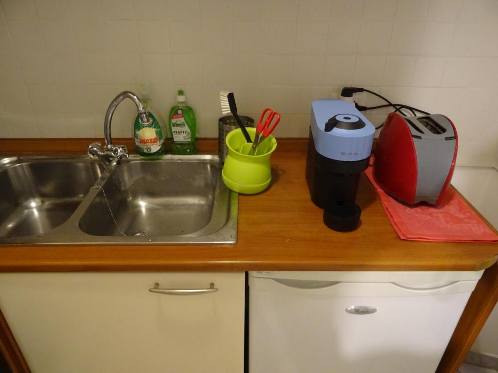 A kitchen or kitchenette at Linnéa Roma Centro A