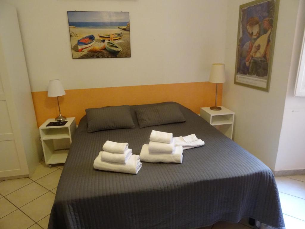 A bed or beds in a room at Linnéa Roma Centro A