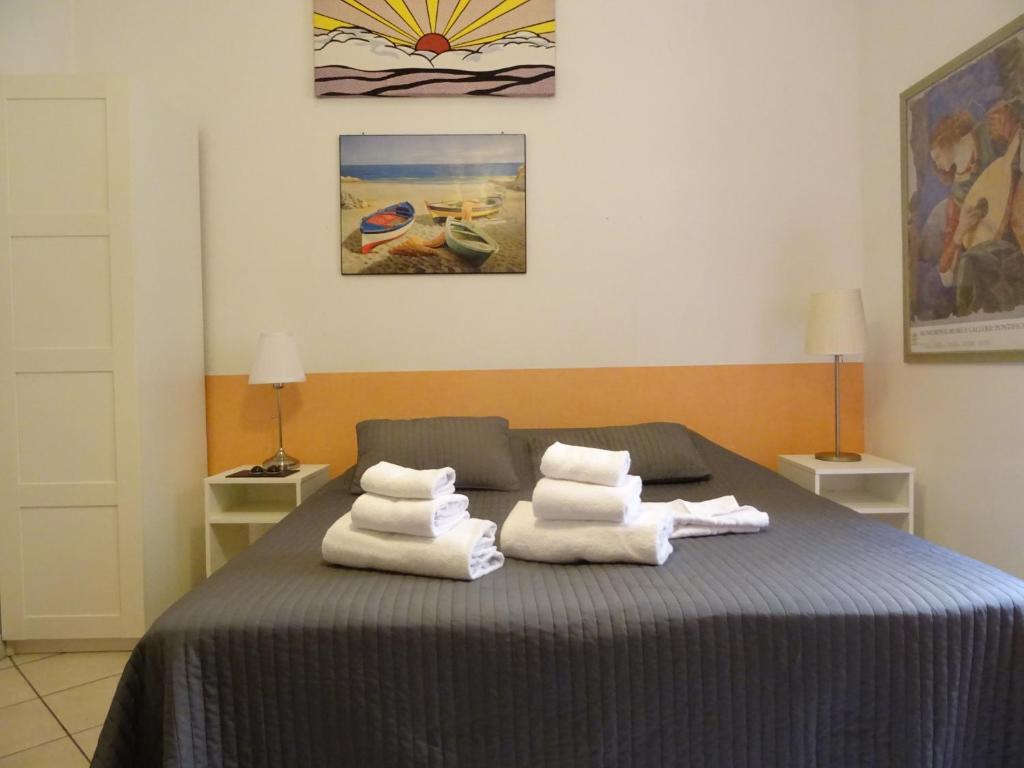 A bed or beds in a room at Linnéa Roma Centro A